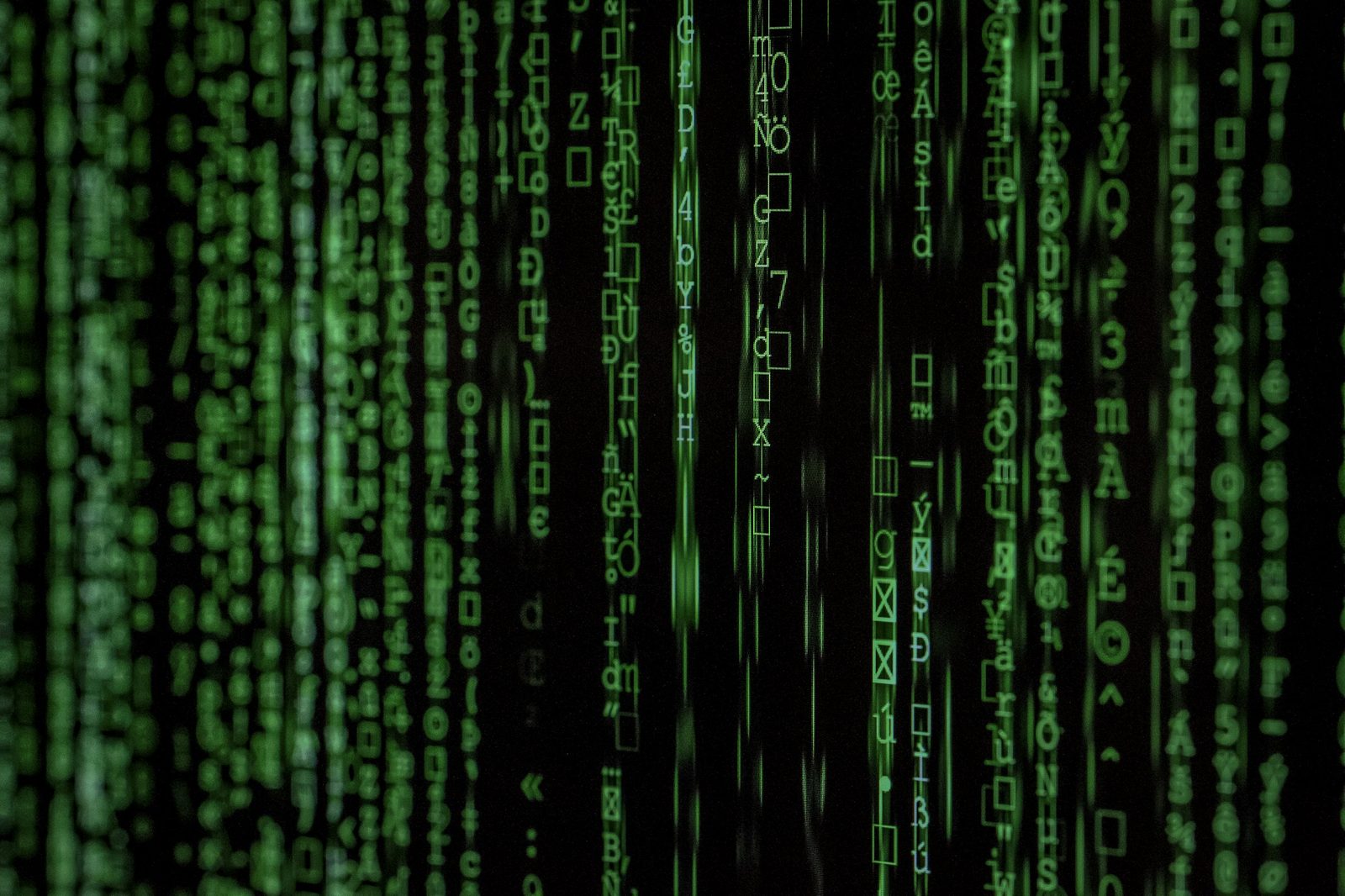 绿色字符瀑布：AI 生成内容治理与可追溯性